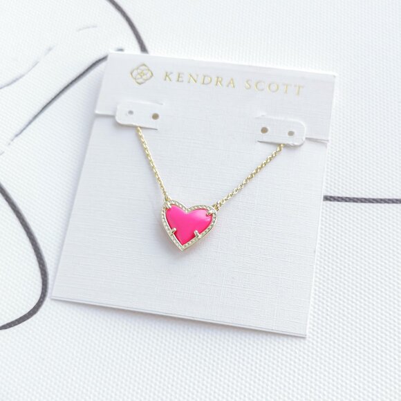 Kendra Scott✨ Ari Heart Gold Necklace Neon Pink - Picture 1 of 3